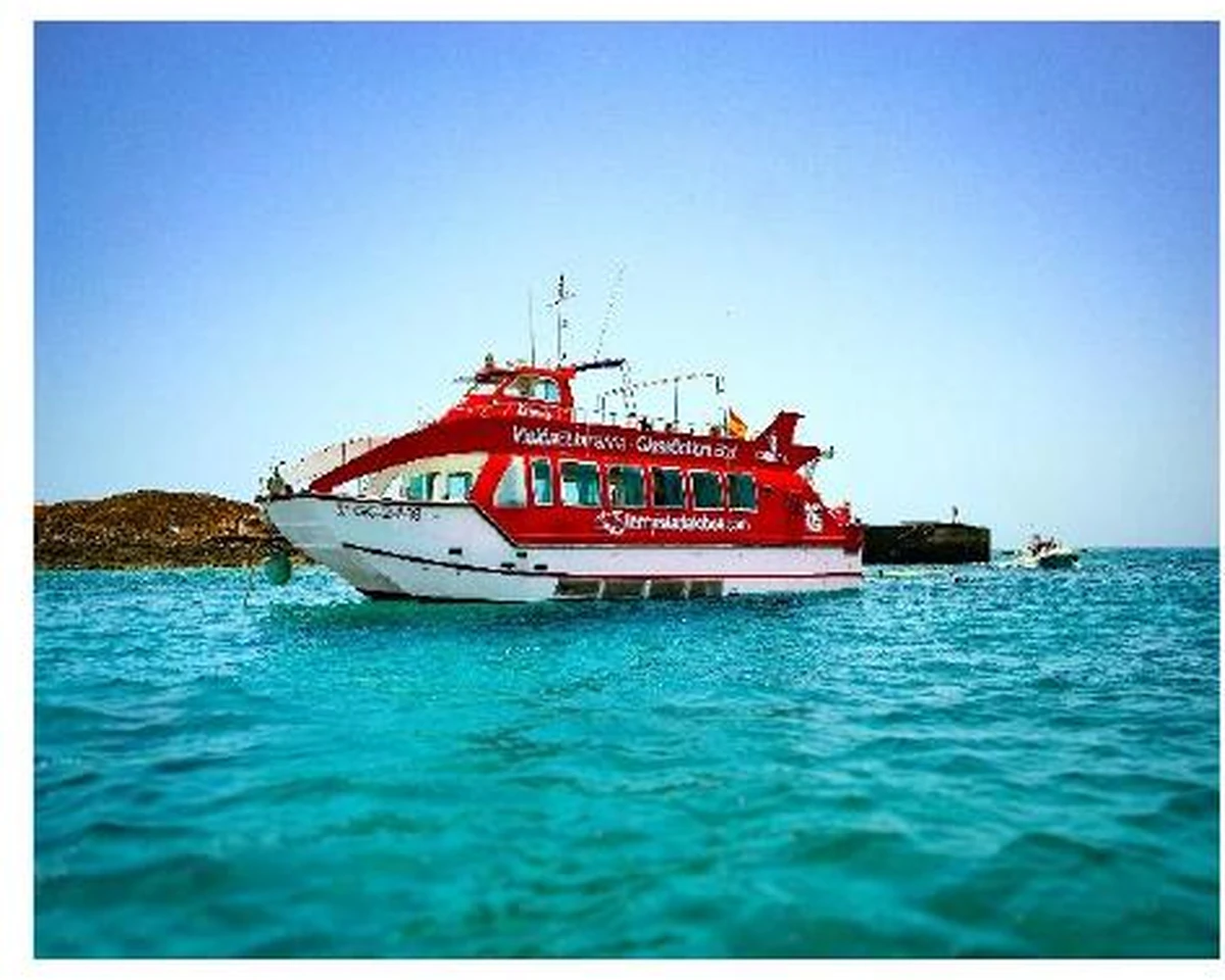 Minicrucero Celia Cruz de Grupo Oby navegando en aguas de Isla de Lobos