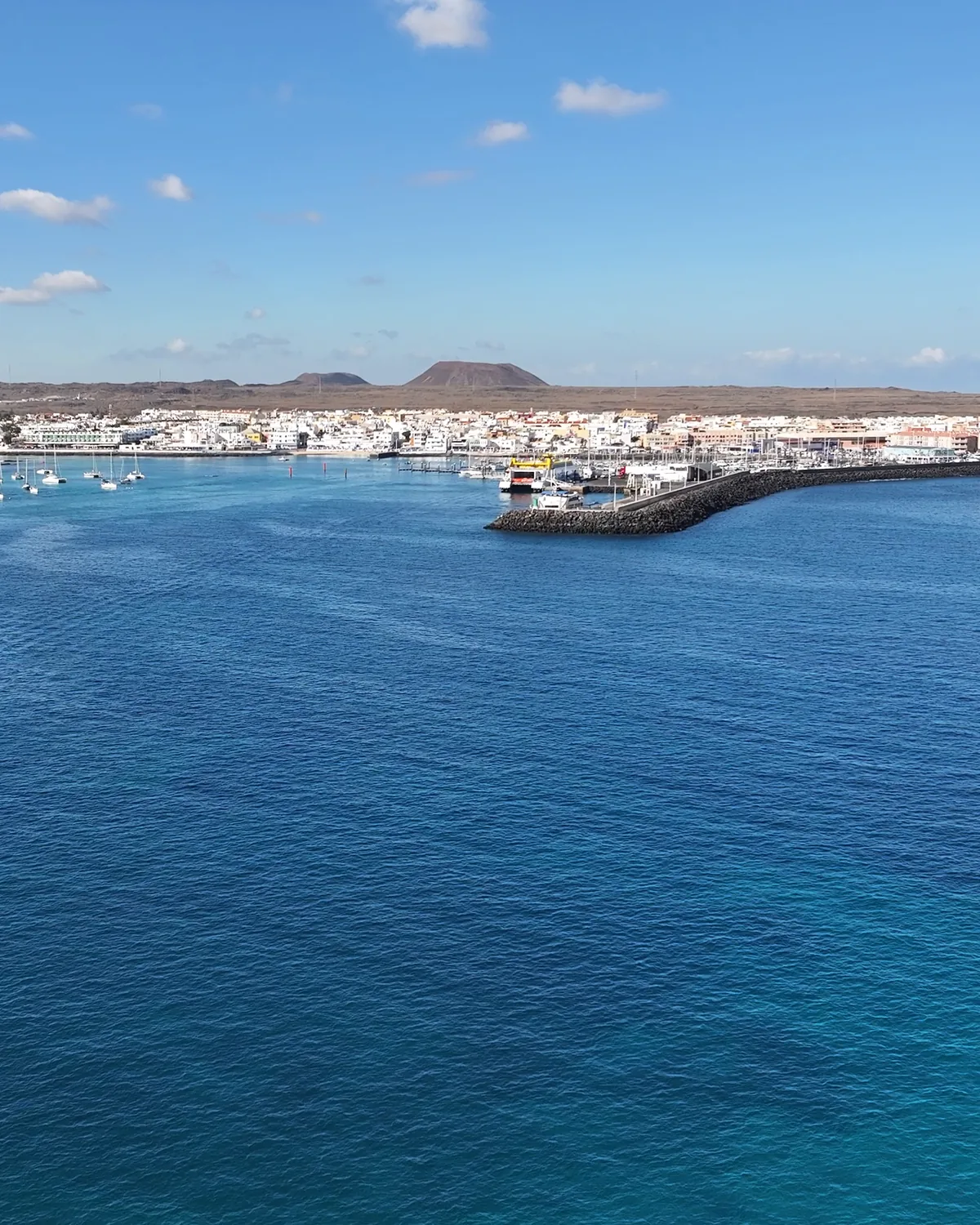 Puerto de Corralejo visto desde el mar, punto de salida de los barcos a Isla de Lobos