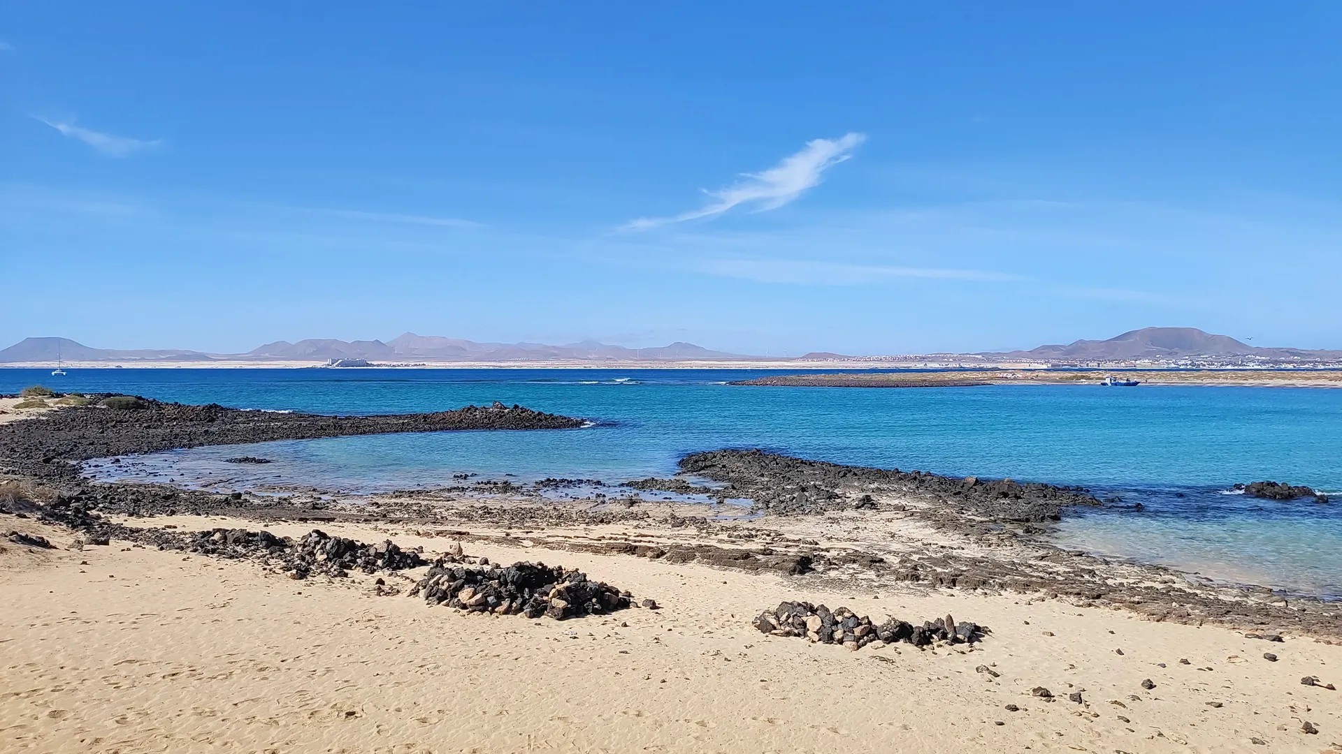 Aguas turquesas y paisaje volcánico de Isla de Lobos