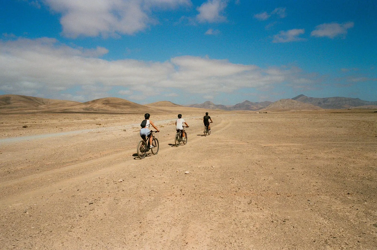 Ciclistas en la costa oeste de Fuerteventura
