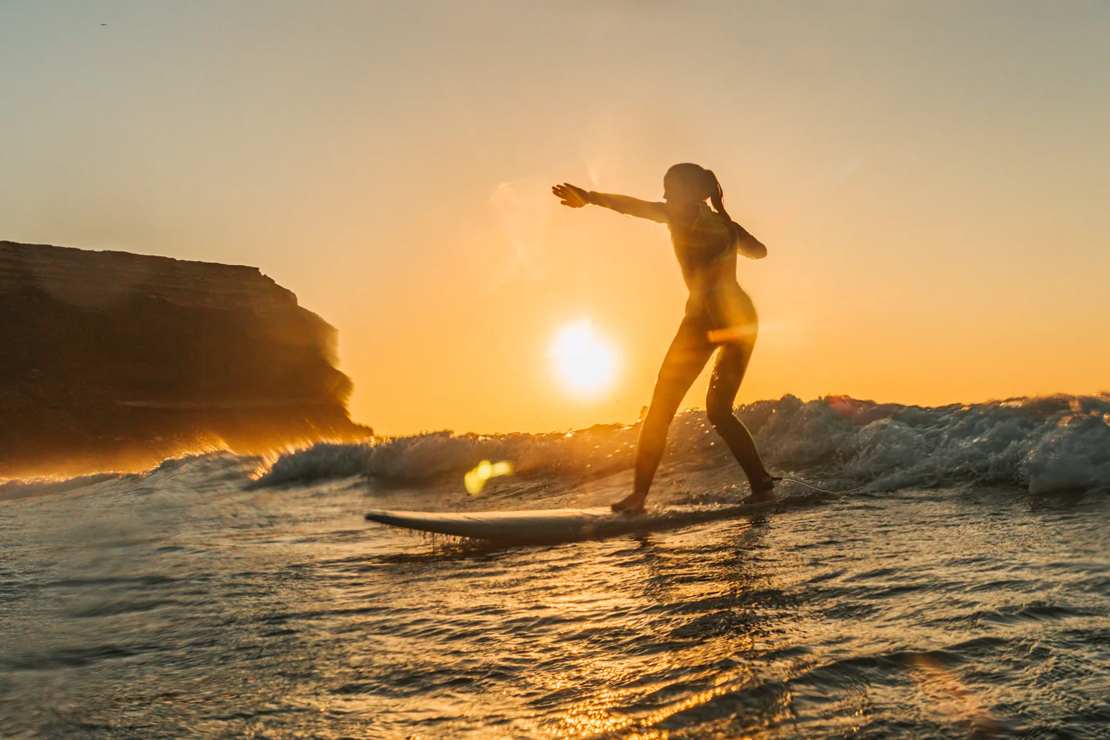 Surf au coucher du soleil sous les falaises du nord de Fuerteventura, photo Aloha Surf Academy