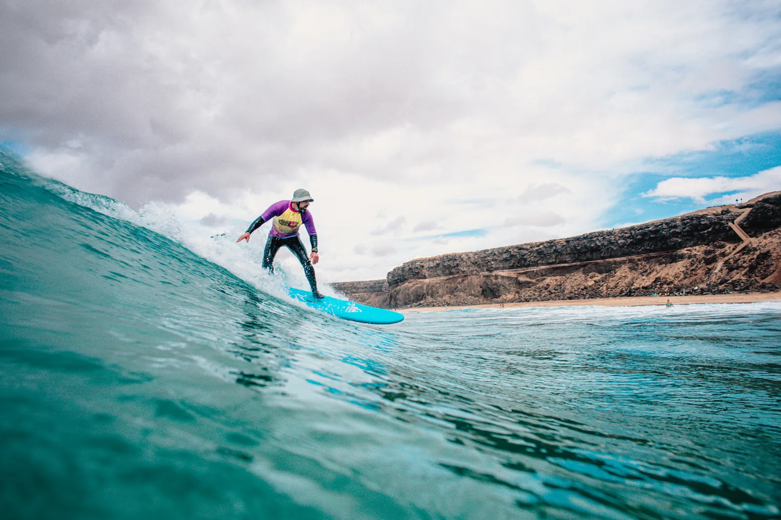 Surf sur une vague de la côte nord de Fuerteventura, photo Aloha Surf Academy