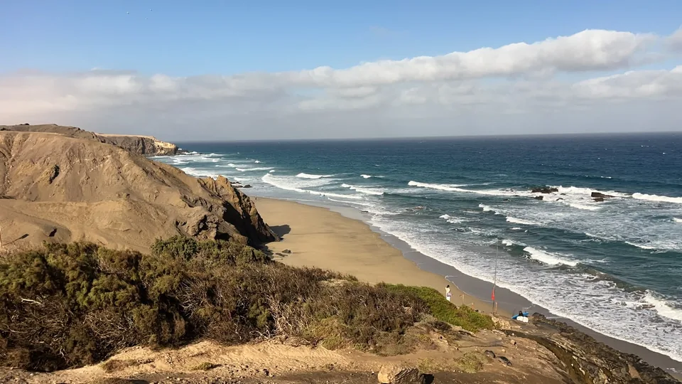 Vista de la costa y la playa desde el acantilado · Flow Surf Project